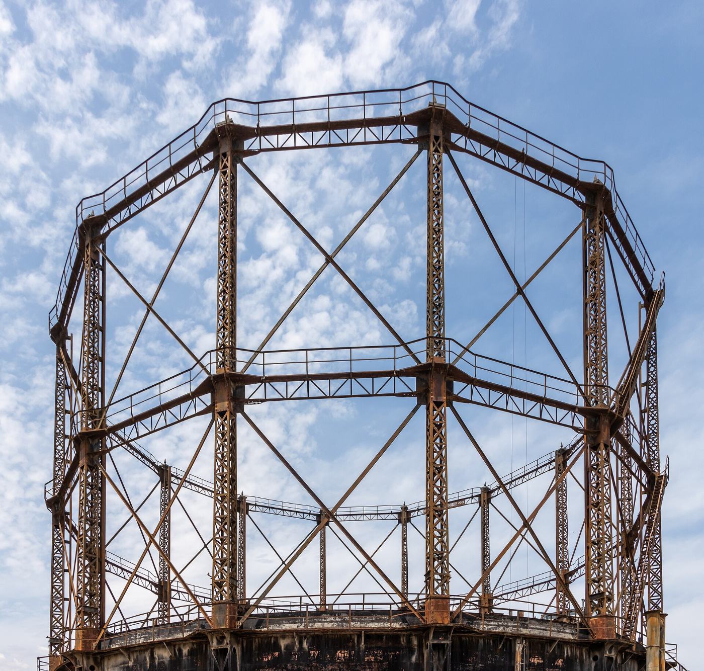 O gasômetro de ferro, símbolo da Technopolis