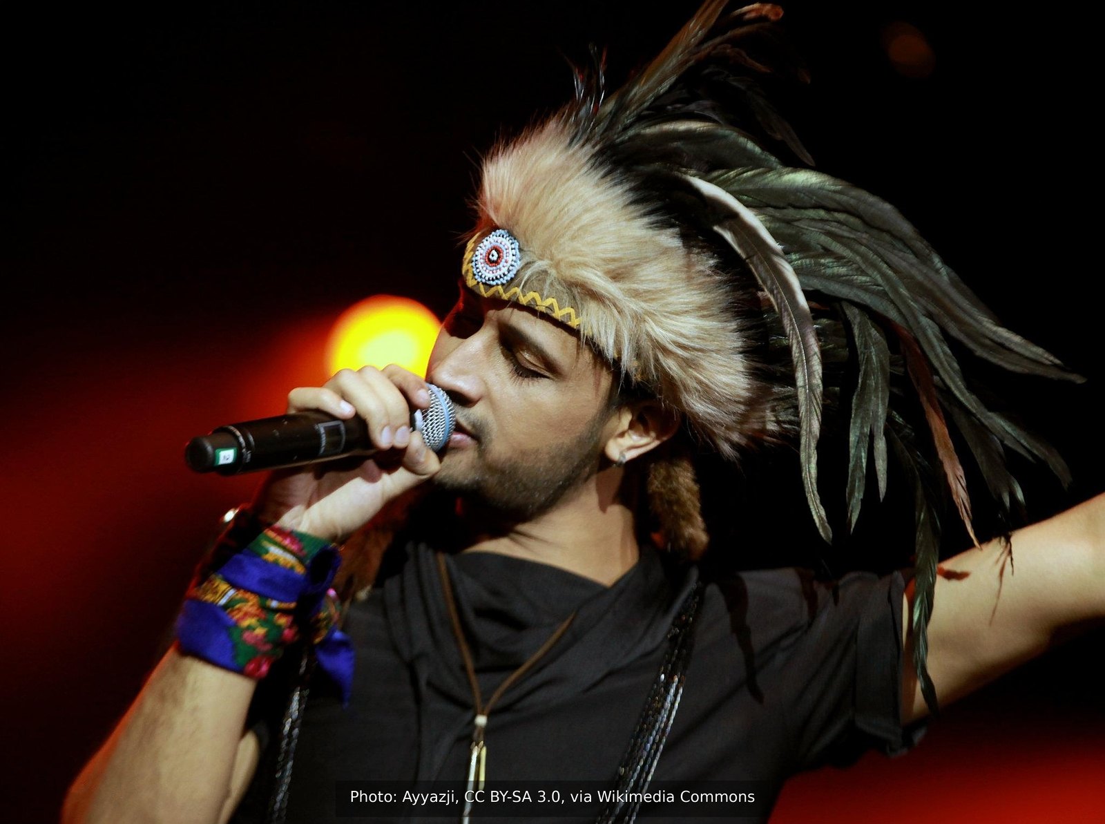 Atif Aslam cantando na O2 Arena (2012)