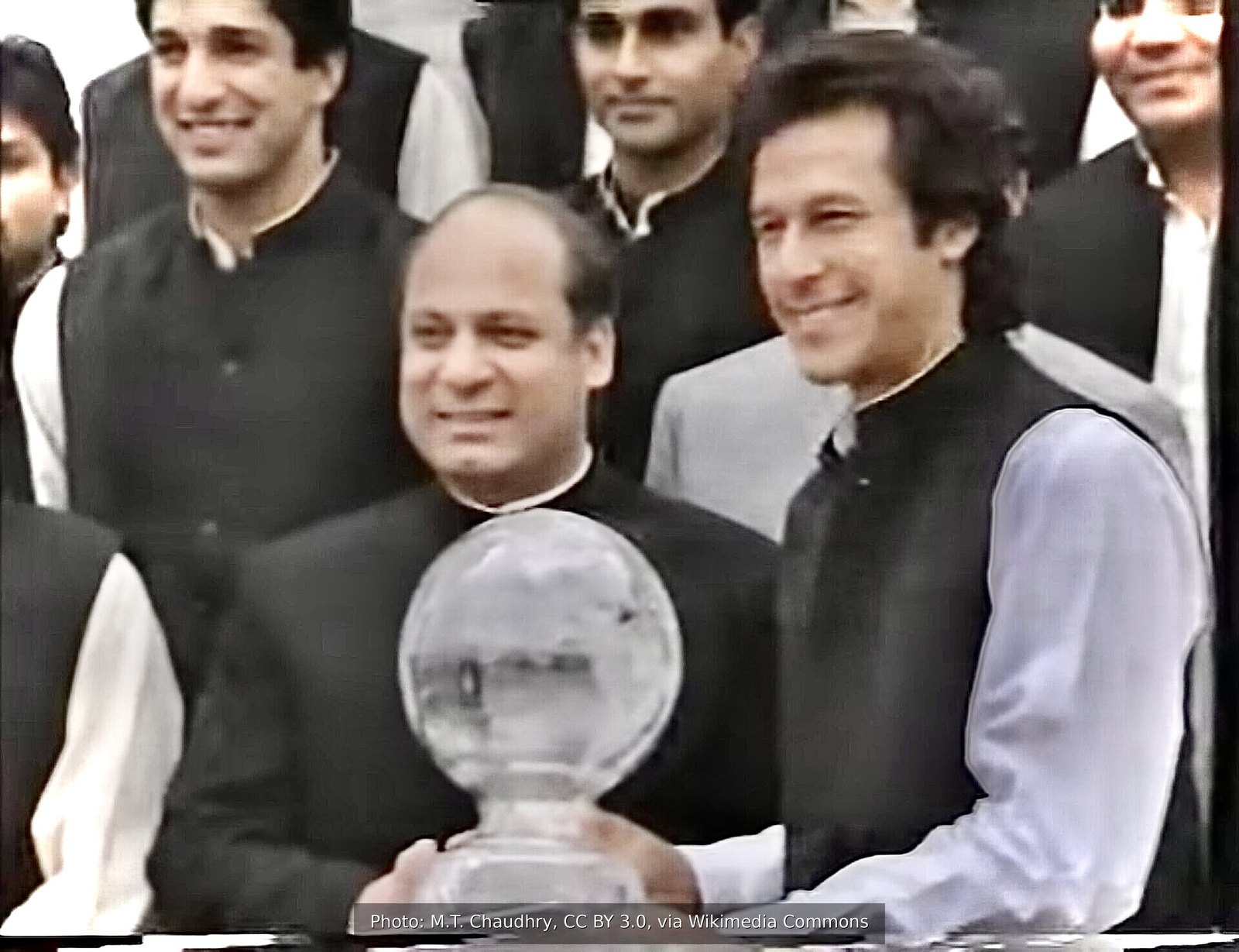 Imran Khan com o troféu da Copa do Mundo de Críquete de 1992