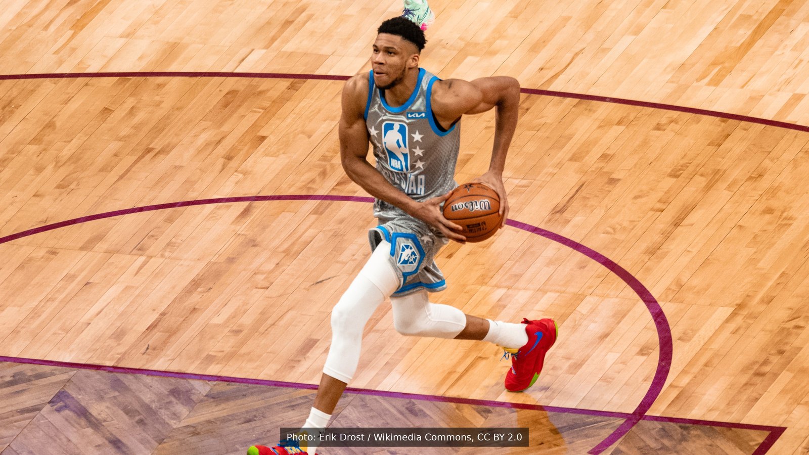 Giannis Antetokounmpo partindo para a cesta no NBA All-Star Game